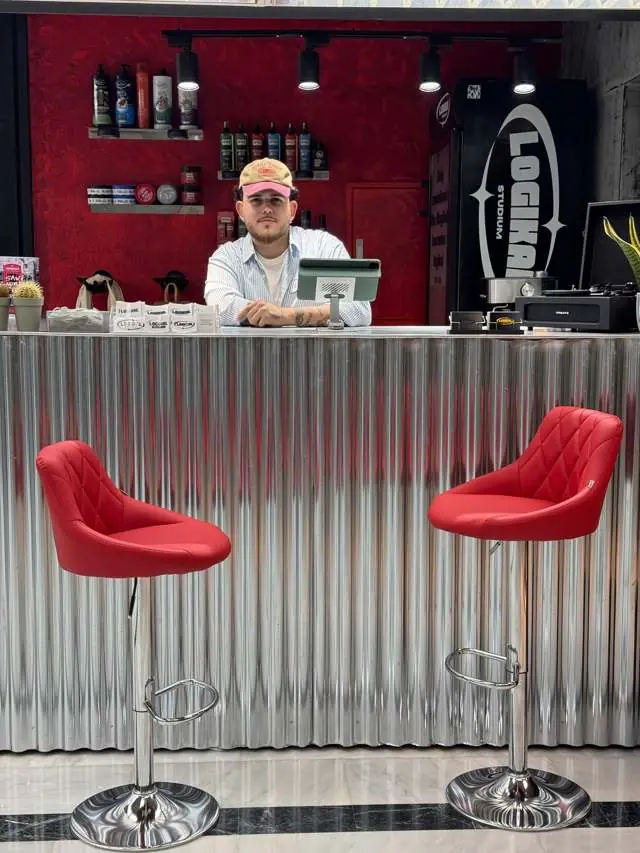 Borja en el mostrador del club
